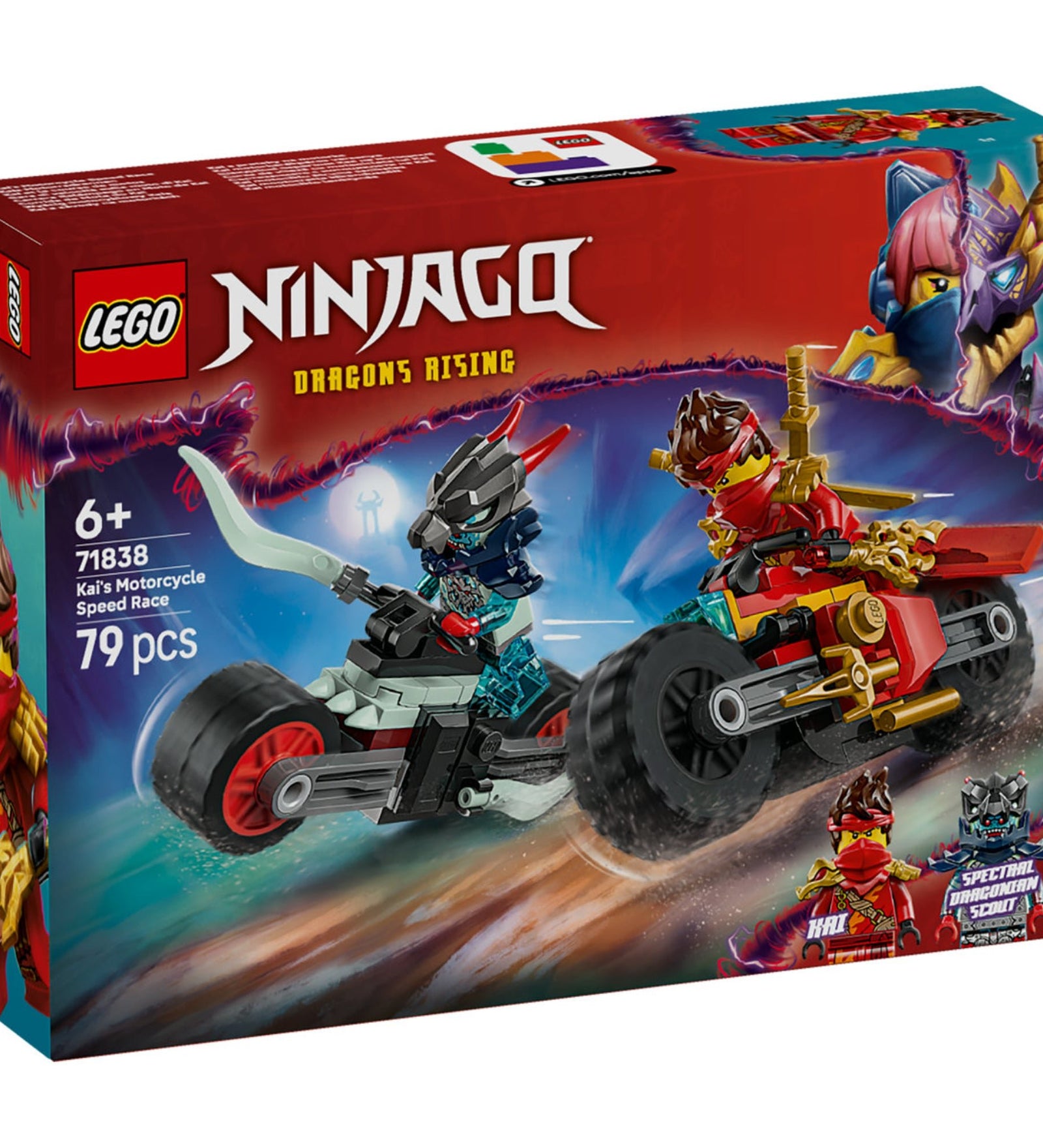 A LEGO Ninjago 71838 szett doboza, rajta a két motoros figura verseny közben, Kai vörös motorján és a gonosz figura fegyverrel felszerelt járművén.
