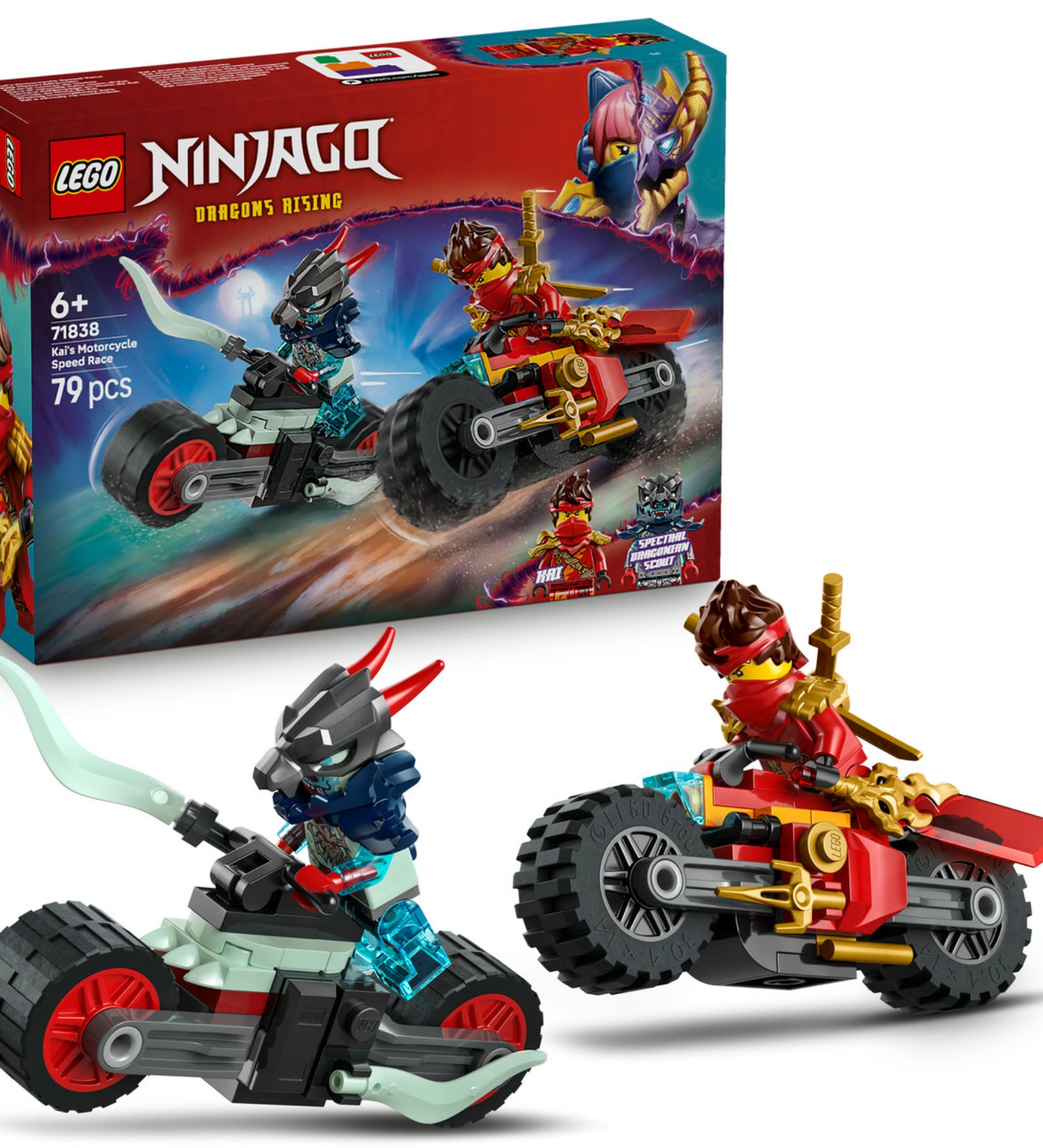 A LEGO Ninjago 71838 doboza és a két motorkerékpár, Kai és az ellenség karaktere akcióban, a háttérben látványos csatát idéző dobozgrafikával.