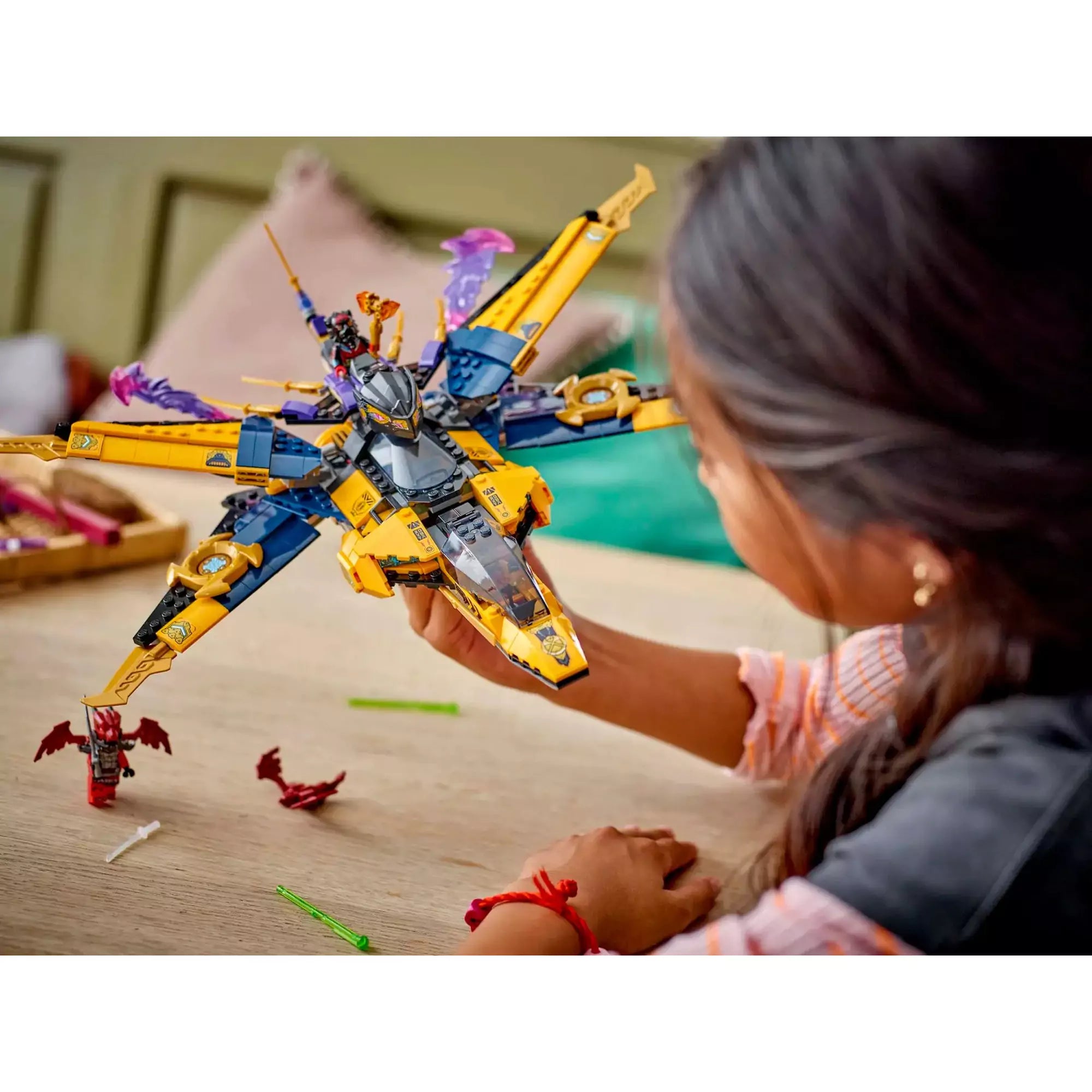 LEGO NINJAGO Ras és Arin szuper viharrepülője - Egy fiatal építő szórakozás közben mutatja meg a lenyűgöző viharrepülőt.