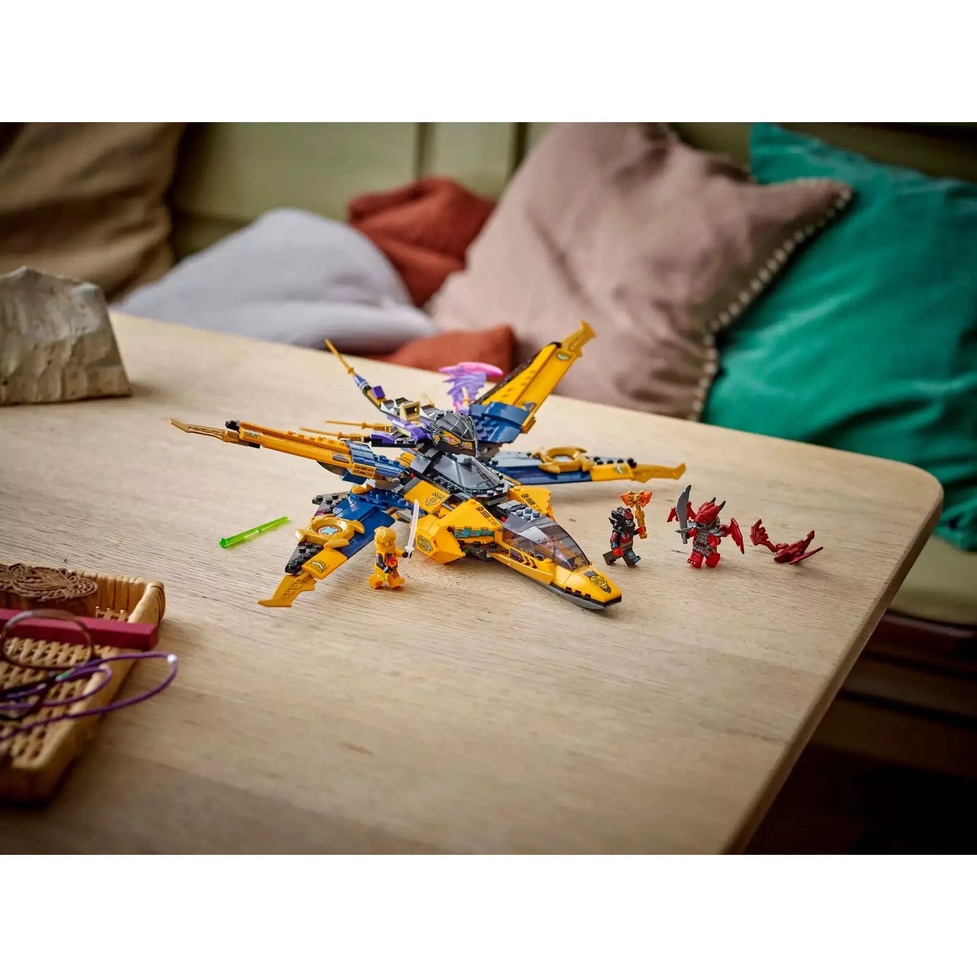 LEGO NINJAGO Ras és Arin szuper viharrepülője - A viharrepülő és kiegészítők egy asztalon készen a játékra.
