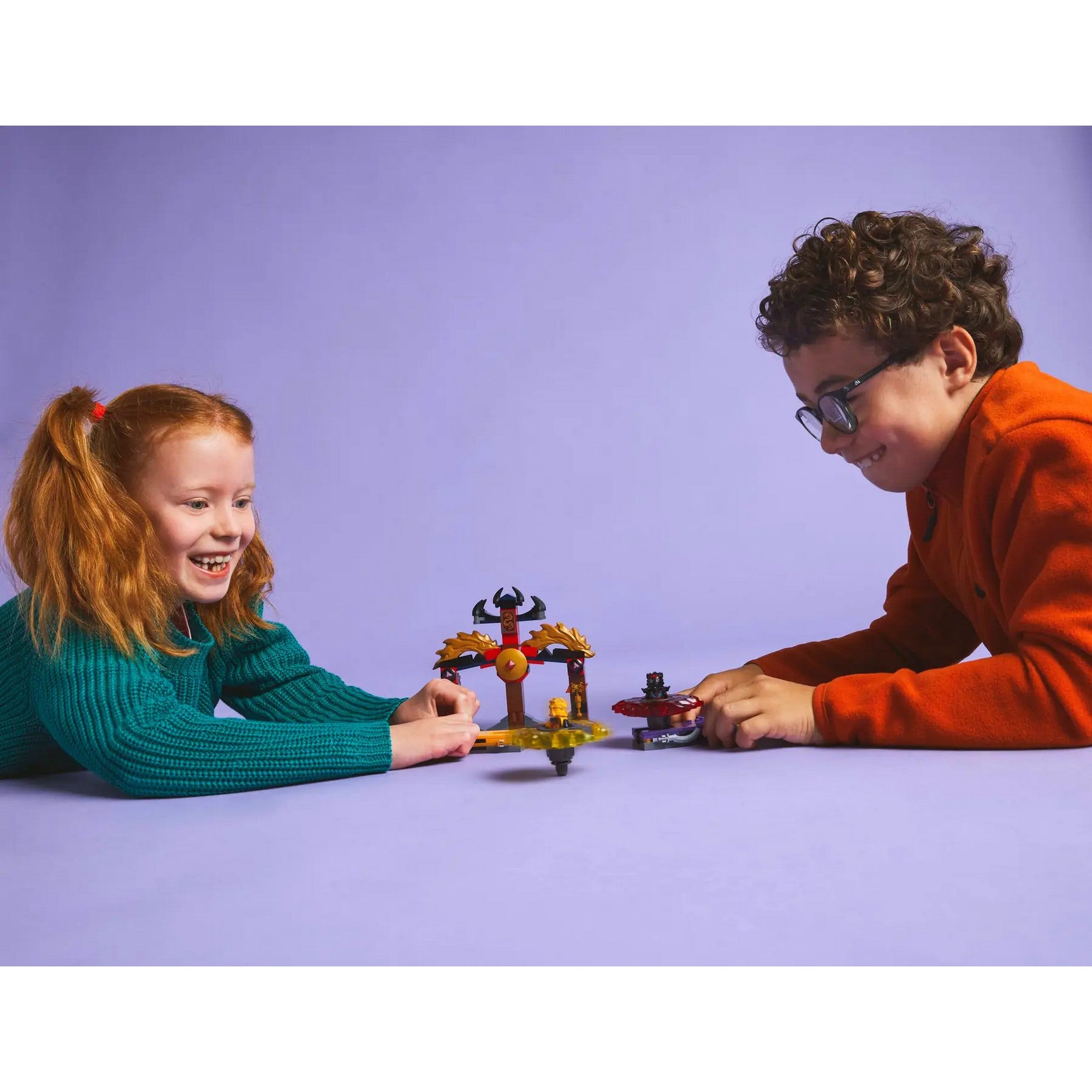 LEGO NINJAGO Sárkány spinjitzu harci csomag (71826) - Gyerekek játszanak Arin és Ras pörgettyűivel és a templomi csatatérrel.