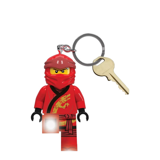 A LEGO Ninjago Kai kulcstartó működés közben, amikor a minifigura lábai világítanak, mellette egy kulcs a méretarány érzékeltetéséhez.