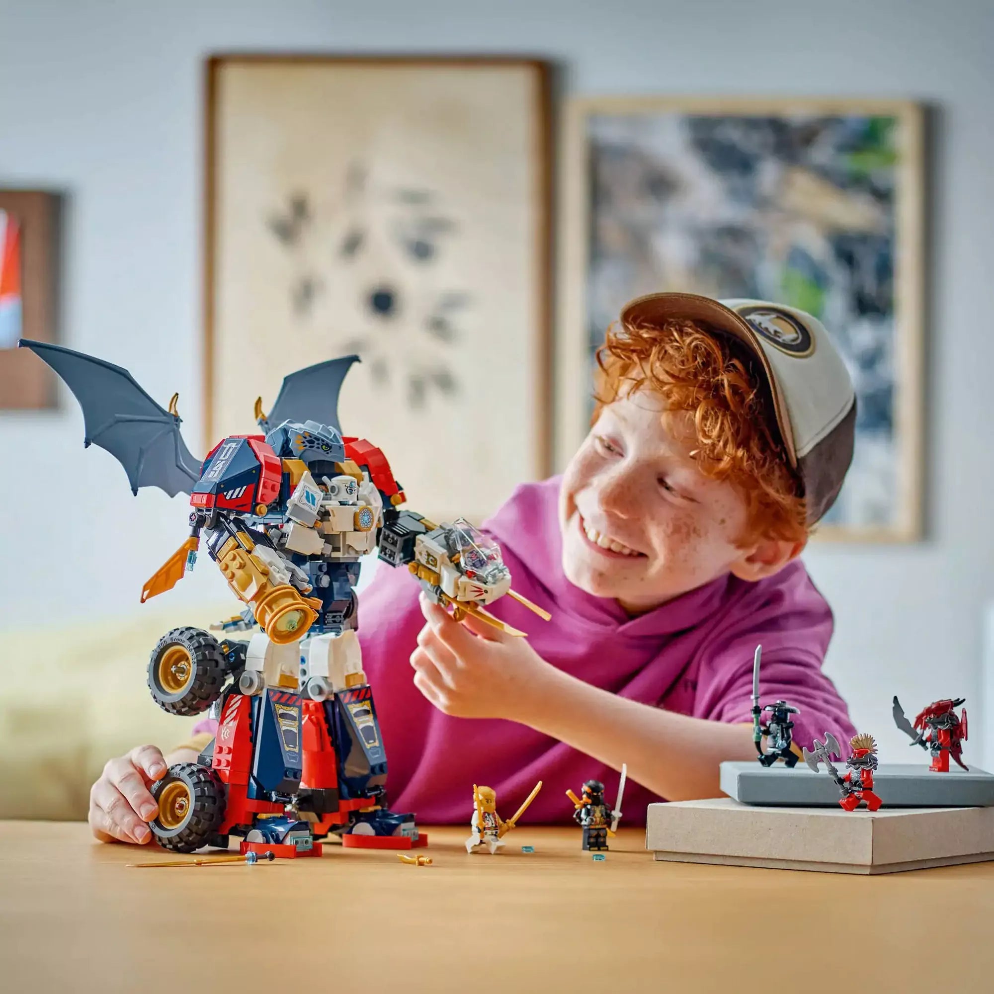 LEGO NINJAGO Zane kombinálható ultra robotja - Játék közben (71834): Egy gyermek játék közben, a robot és figurák kombinálása a kreatív szórakozásért.