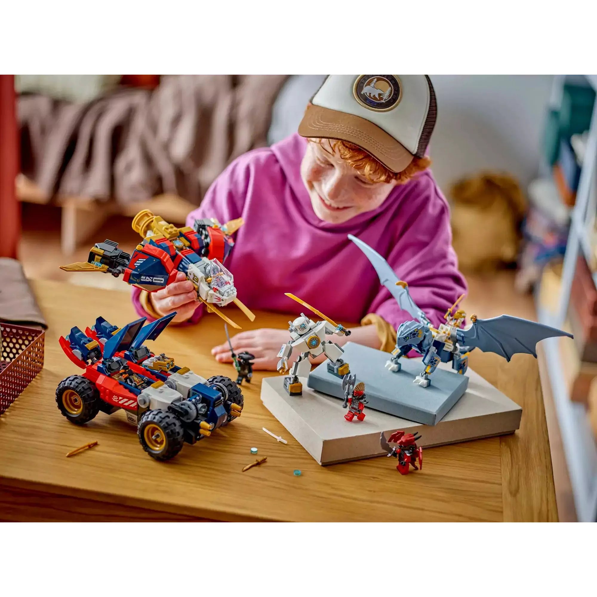 LEGO NINJAGO Zane kombinálható ultra robotja - Készlet összeszerelve (71834): Az összes különálló alkotóelem - robot, autó, sárkány és repülő - játék közben bemutatva.