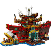 A LEGO One Piece Baratie (75640) készlet részletes modellje, amely a híres úszó éttermet ábrázolja piros-barna hajóformában, minifigurákkal és éttermi jelenetekkel.