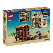 A LEGO One Piece: Windmill Village Hut (75636) doboz hátoldala, amely bemutatja a kunyhó belső részleteit, a játékfunkciókat és a minifigurákat a mólón és a csónakban.