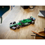 LEGO Speed Champions Aston Martin Aramco F1 AMR24 versenyautó 77245 faasztalon kihelyezve, természetes fényben.