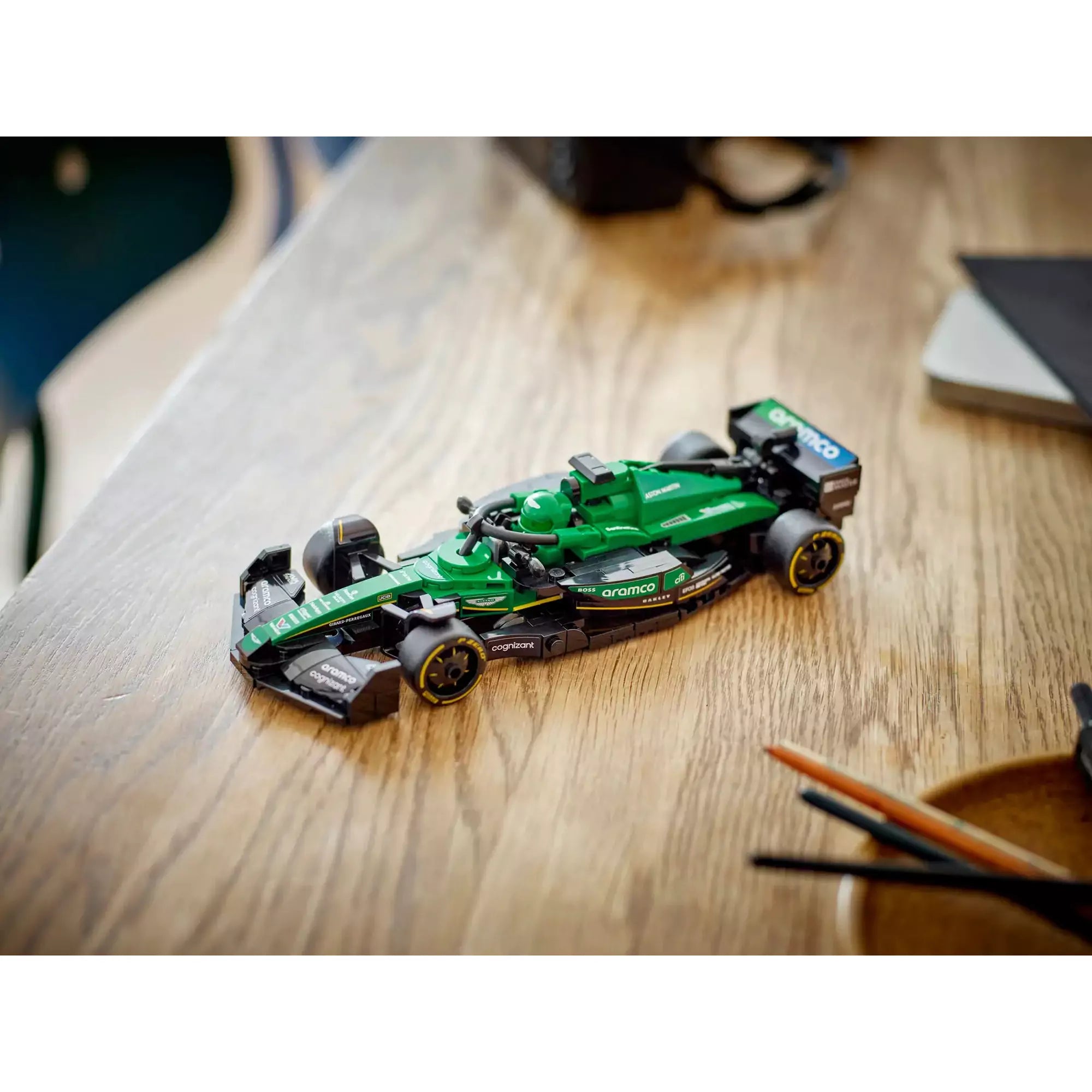 LEGO Speed Champions Aston Martin Aramco F1 AMR24 versenyautó 77245 faasztalon kihelyezve, természetes fényben.