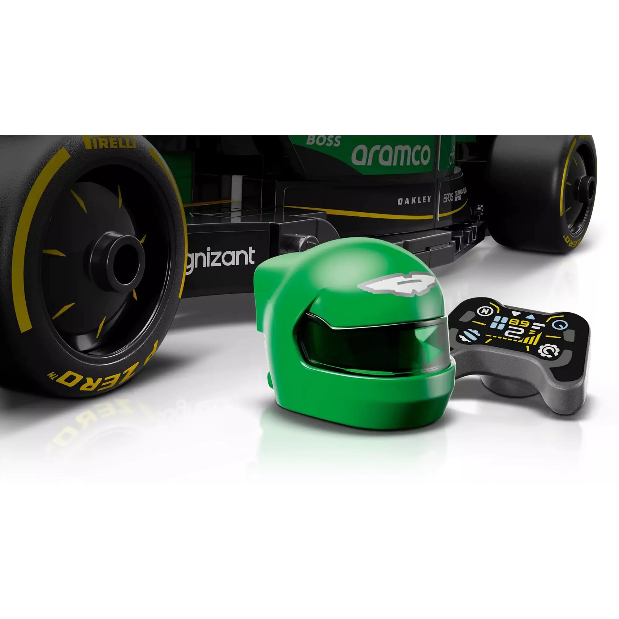 LEGO Speed Champions Aston Martin Aramco F1 AMR24 versenyautó 77245 sisak és kormány közelről, a Pirelli gumi mellett.