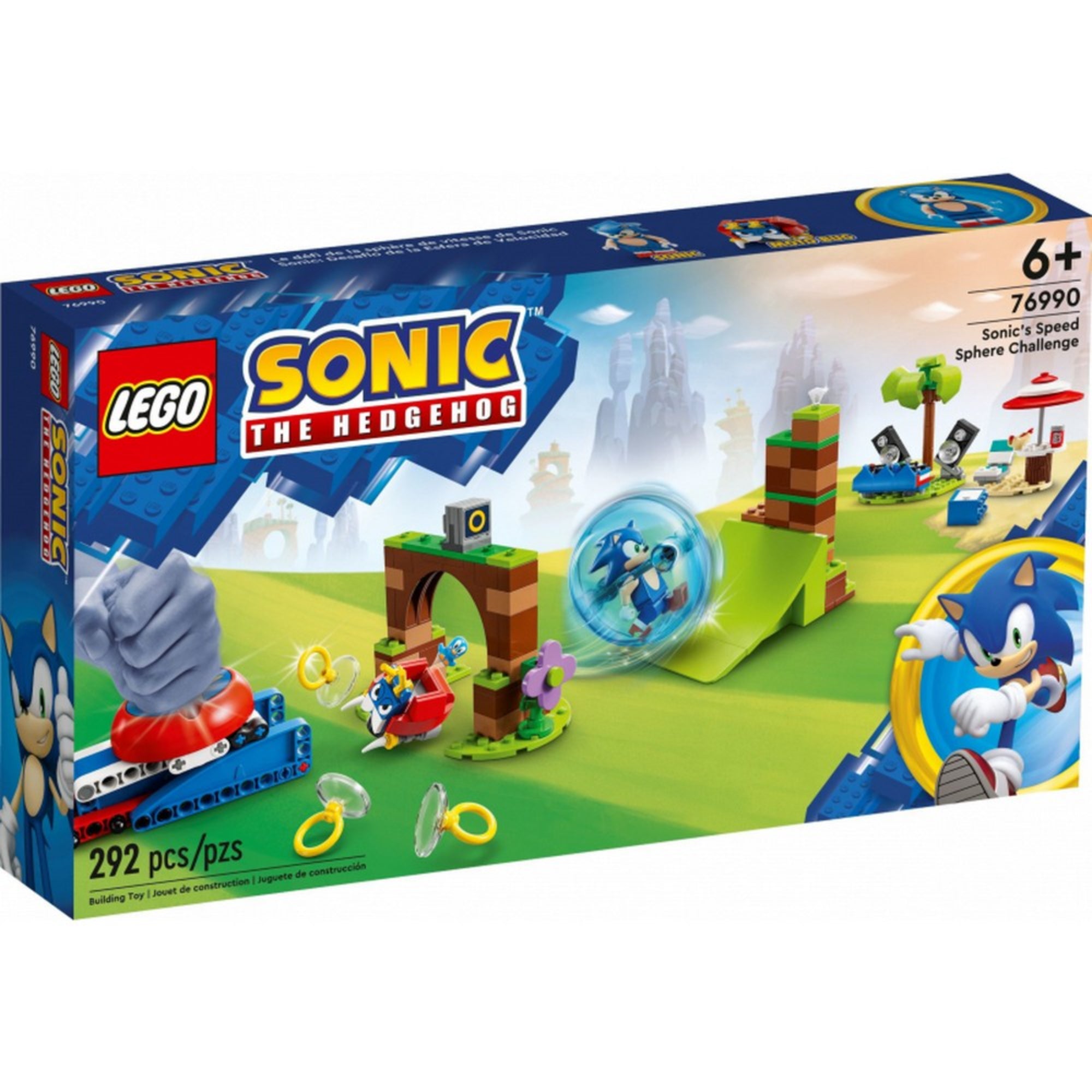 A képen a LEGO Sonic the Hedgehog - Sonic’s Speed Sphere Challenge (76990) készlet doboza látható. A doboz elején látványosan megjelenik Sonic, a híres sündisznó karakter, aki éppen egy átlátszó sebességgömbben száguld át a játéktéren. A háttérben klasszikus zöld dombos, ugratókkal és aranygyűrűkkel teli Sonic-világot idéző pályaépítmények szerepelnek. A bal alsó sarokban egy kilövőmechanizmus is látható, amely segíti Sonicot a pályán való kilövésben.