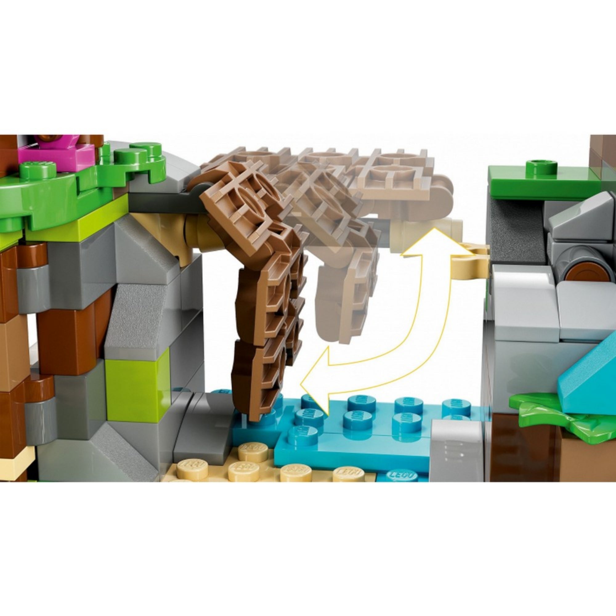 Közelkép egy barna, mozgatható függőhídról a LEGO 76992-es készletből, amely víz fölé hajtható, zöld sziklákkal és színes elemekkel körülvéve.