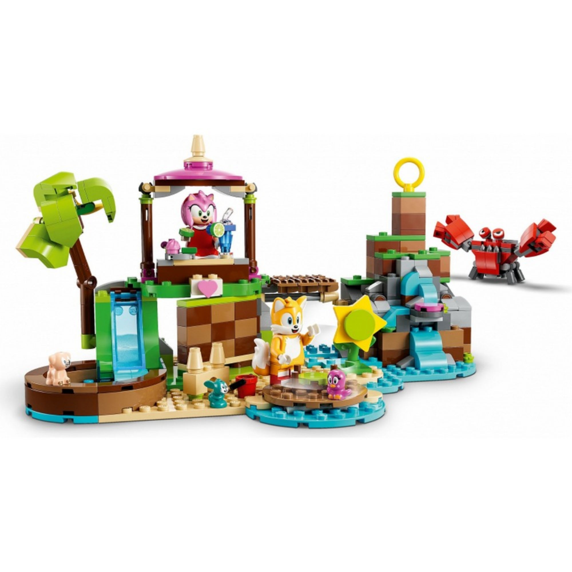A LEGO Sonic the Hedgehog – Amy állatmentő szigete (76992) készlet játék közben, Amy kalapáccsal támad, Tails szörfözik, a háttérben vízesés, növények, csúszda és rák ellenség.