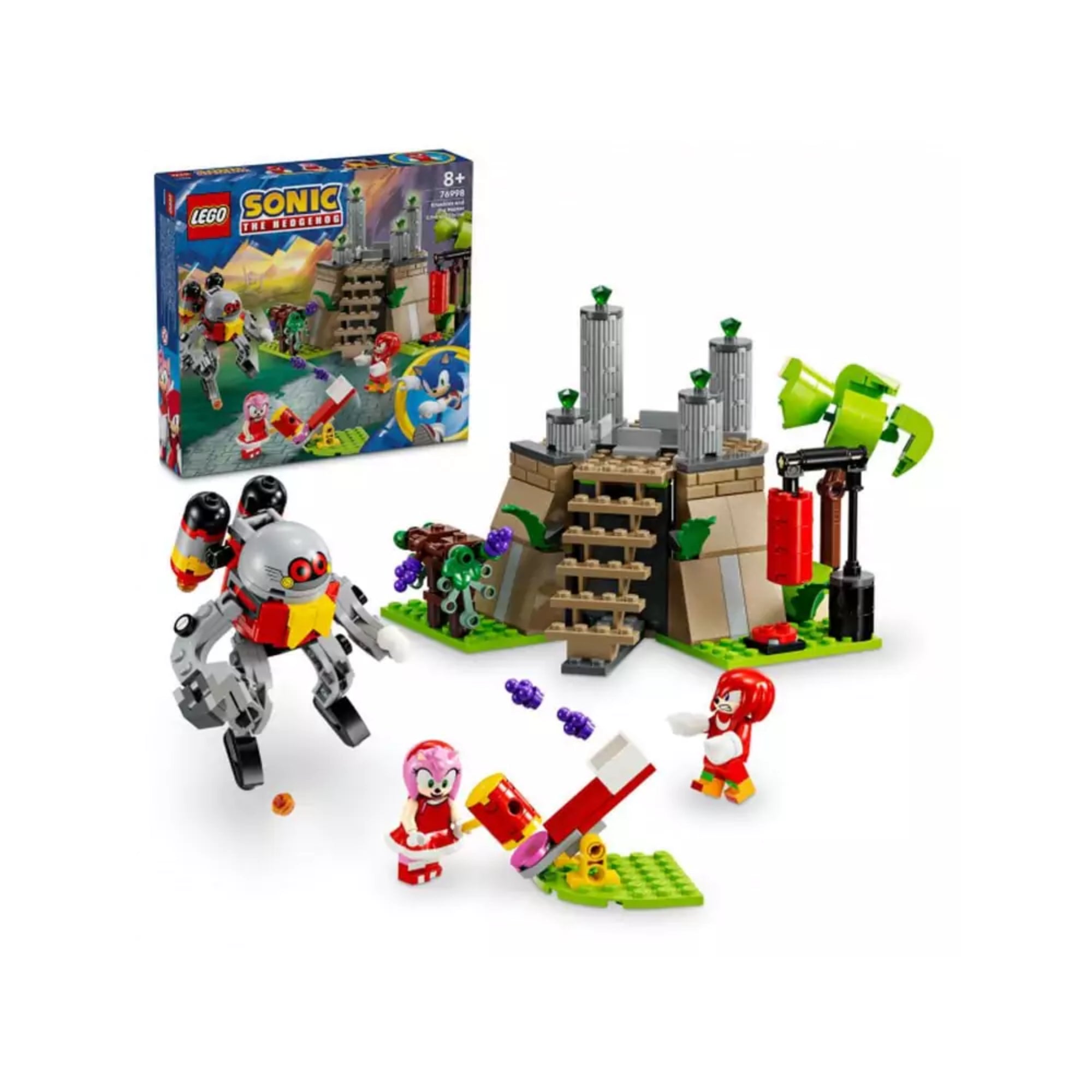 A LEGO Sonic the Hedgehog – Knuckles és a Master Emerald szentély (76998) készlet összes eleme felállítva, a háttérben a hivatalos doboz látható, előtérben Knuckles, Amy, egy robotikus ellenség és az emelvényes szentély.
