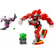 Ez a LEGO Sonic the Hedgehog jelenet a Knuckles’ Guardian Mech szett egy akciódús pillanatát ábrázolja. Knuckles, a piros süni karakter egy hatalmas, piros és szürke robotpáncélban harcra készen rohan előre. A bal oldalon Rouge, a denevér látható mig Középen egy zöld káosz smaragd trónol egy tartón.