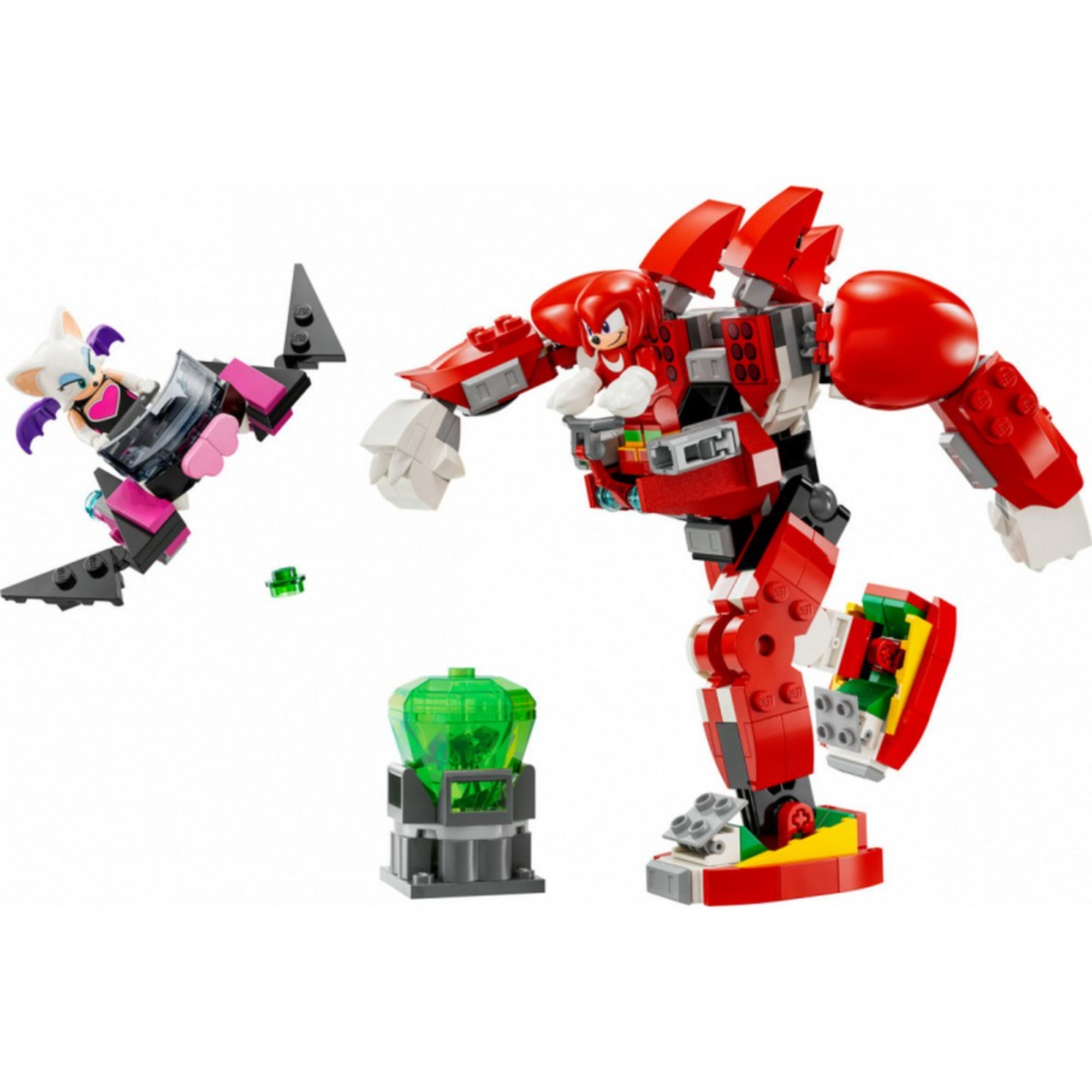 Ez a LEGO Sonic the Hedgehog jelenet a Knuckles’ Guardian Mech szett egy akciódús pillanatát ábrázolja. Knuckles, a piros süni karakter egy hatalmas, piros és szürke robotpáncélban harcra készen rohan előre. A bal oldalon Rouge, a denevér látható mig Középen egy zöld káosz smaragd trónol egy tartón.