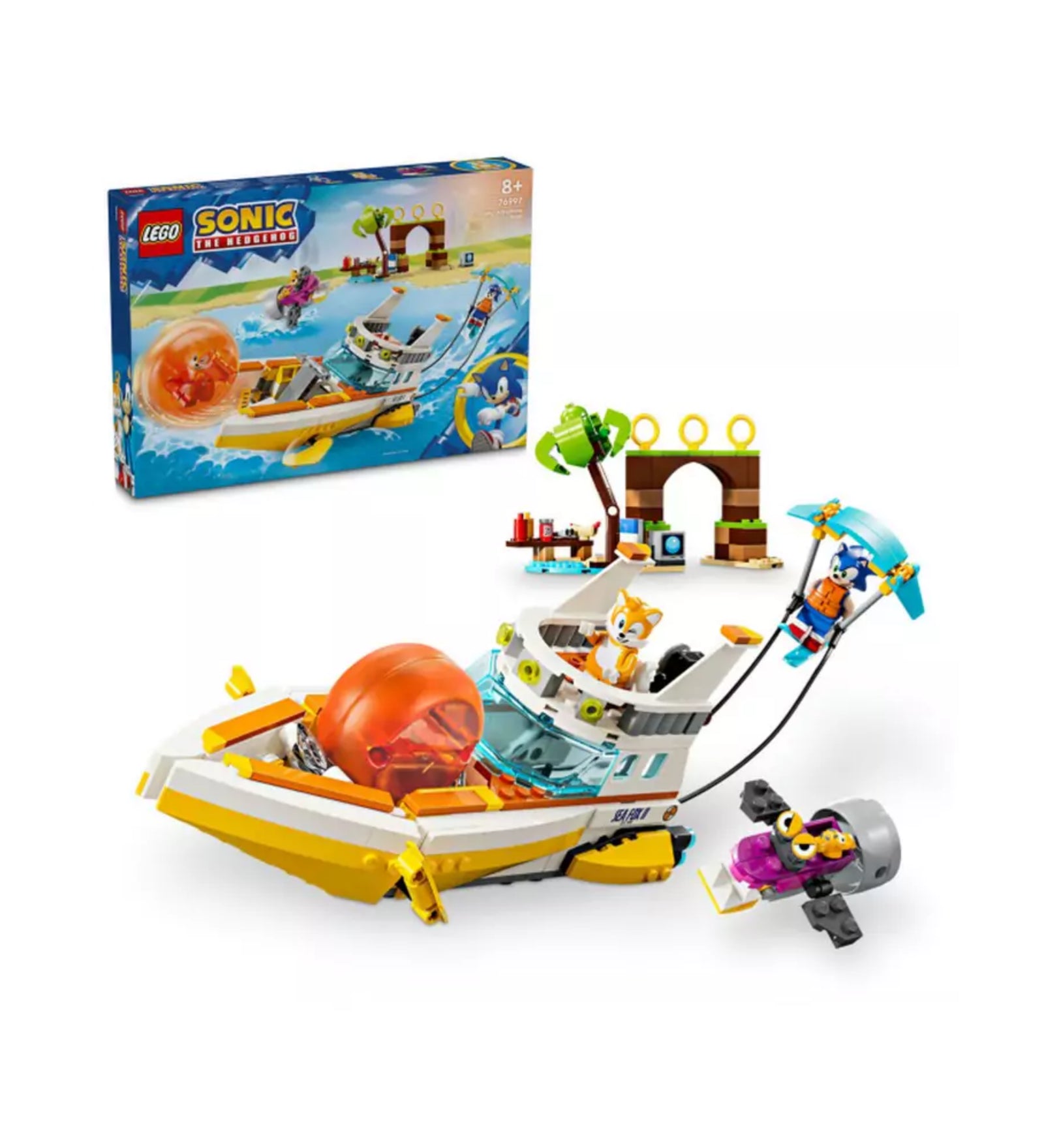 LEGO 76997 doboza és a készlet elemei együtt: Tails vezeti a csónakot, Sonic vízisíz, egy robot repül, háttérben part menti építmények.