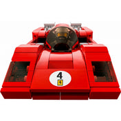 A LEGO 76906 Ferrari 512 M autó szemből fotózva, a vezetőfülkében ülő minifigurával, jól kivehető a 4-es rajtszámot viselő orr-rész és a versenyautóra jellemző alacsony, lapos kialakítás.