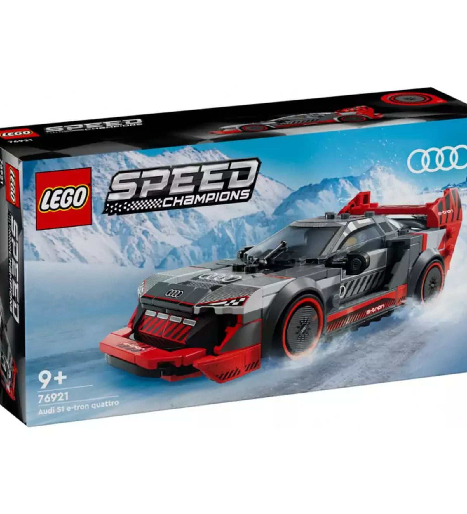A LEGO Speed Champions Audi S1 e-tron quattro készlet doboza, havas hegyi háttérrel, amely kiemeli az elektromos rallyautó dinamikus megjelenését és ikonikus vörös-fekete színvilágát.