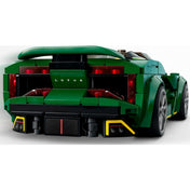 A LEGO Lotus Evija (76907) hátulnézeti képe, amelyen a sportautó karakteres hátsó lámpái, a hátsó szárny és a „LOTUS” felirat is jól kivehető.