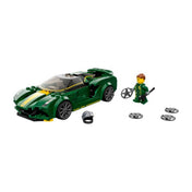A LEGO 76907 teljes készletének bemutatása: az összerakott Lotus Evija modell, a hozzá tartozó minifigura bukósisakkal, valamint többféle felniváltozat is megjelenik a képen.