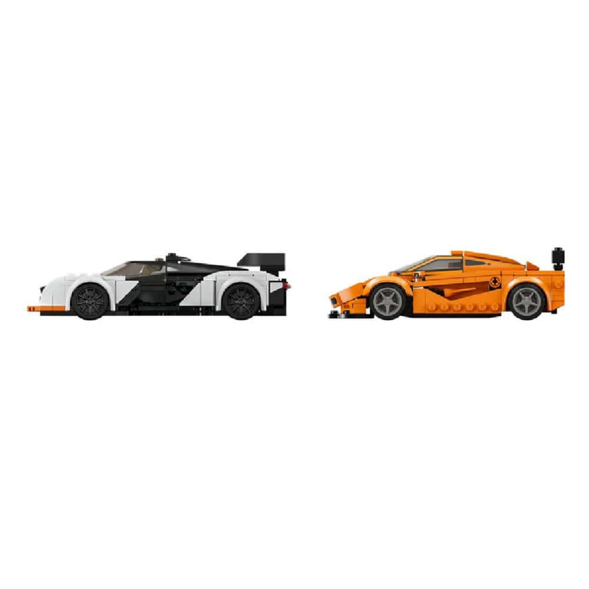 A LEGO McLaren Solus GT és McLaren F1 LM autók oldalnézetből, egymás mellett, fehér háttér előtt; jól látható a két jármű aerodinamikai kialakítása és színvilága.