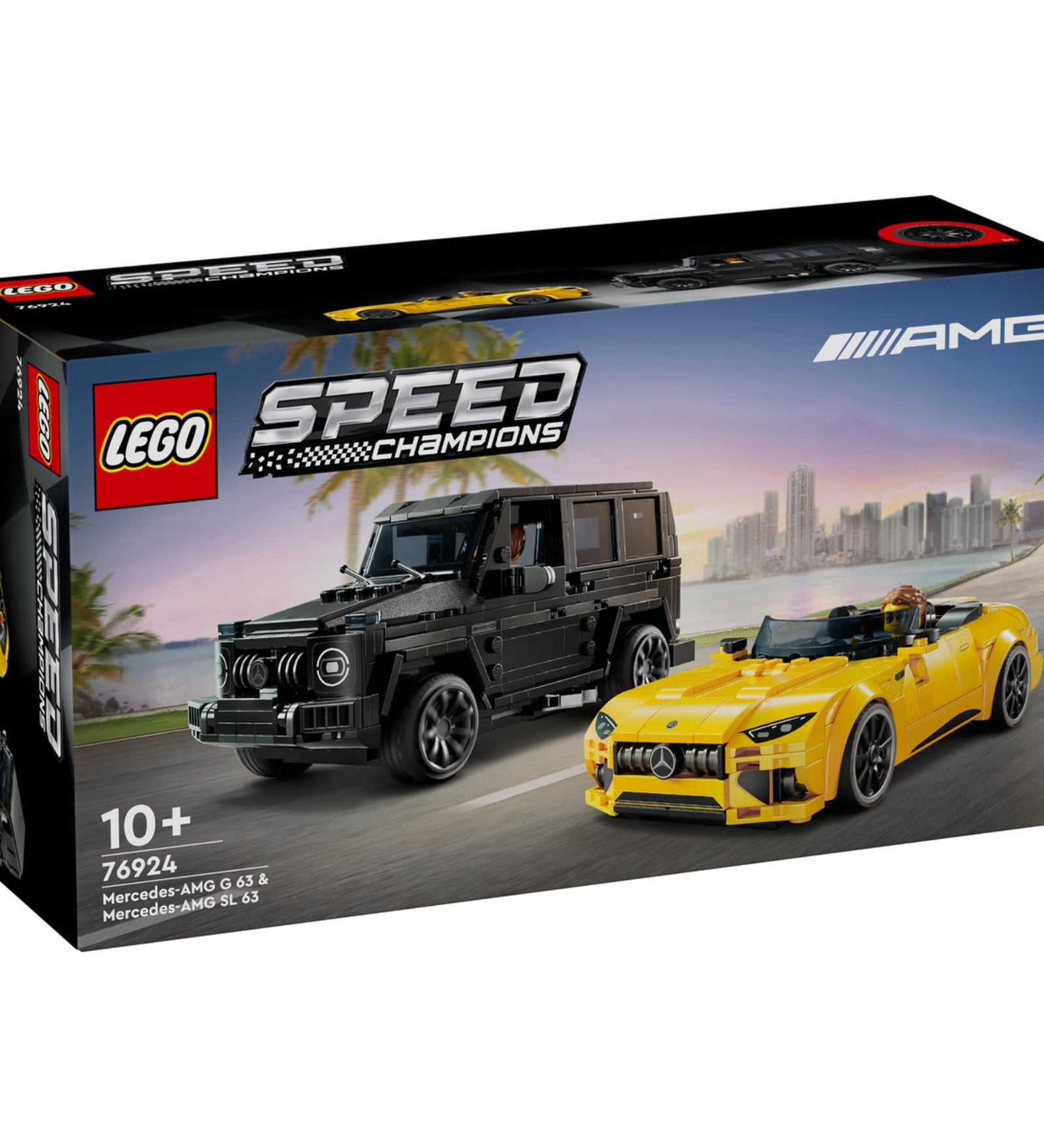 A LEGO Speed Champions 76924 készlet elülső doboznézete, rajta a Mercedes-AMG G 63 fekete terepjáróval és az AMG SL 63 sárga sportautóval, tengerparti háttérrel