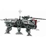 Oldalnézetből készült fotó a LEGO Star Wars AT-TE lépegetőről (75337), amelyen jól láthatók a mozgatható lábak, tetőágyú és a részletes páncélzat.