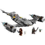 A LEGO Star Wars A Mandalóri N-1 vadászgépe (75325) teljesen összeépített űrhajója Groguval, a Mandalórival, Peli Motto-val és egy BD-droid minifigurával.