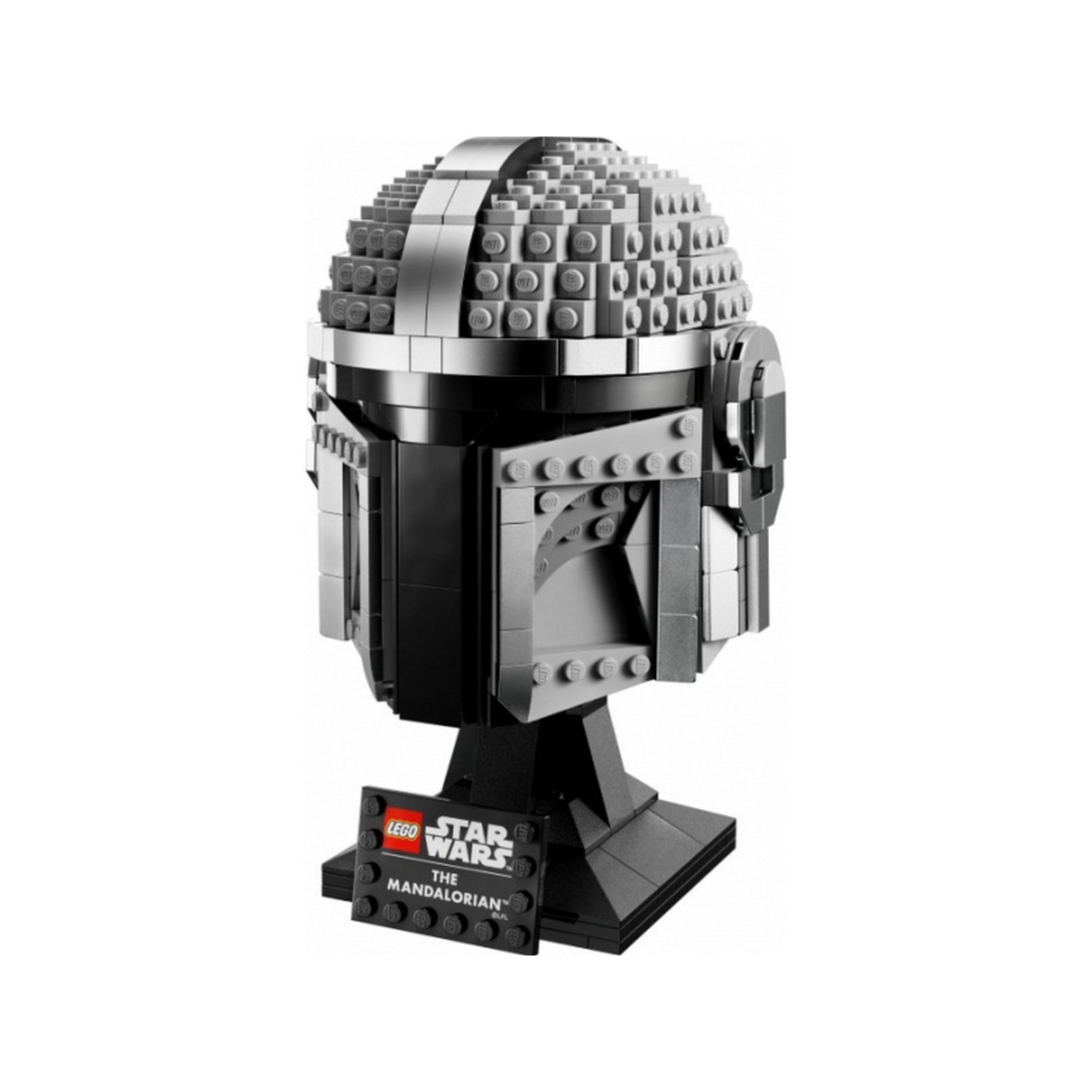 LEGO Star Wars A Mandalóri sisak (75328) összeépített modellje fekete és ezüst színekben, bemutatótáblával és talapzattal.