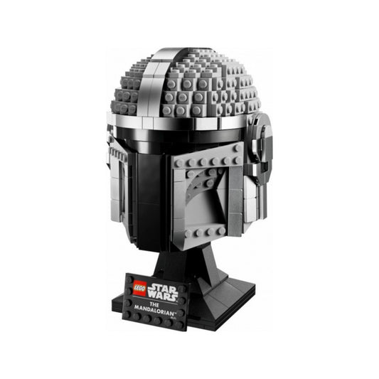 LEGO Star Wars A Mandalóri sisak (75328) összeépített modellje fekete és ezüst színekben, bemutatótáblával és talapzattal.