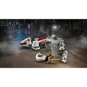 Harcjelenetet ábrázoló illusztráció a LEGO Star Wars BARC Speeder menekülés (75378) készlettel, Grogu, Kelleran Beq fénykarddal, valamint két 501-es klónkatona fegyverekkel, a háttérben a speeder szétszerelt állapotban látható.