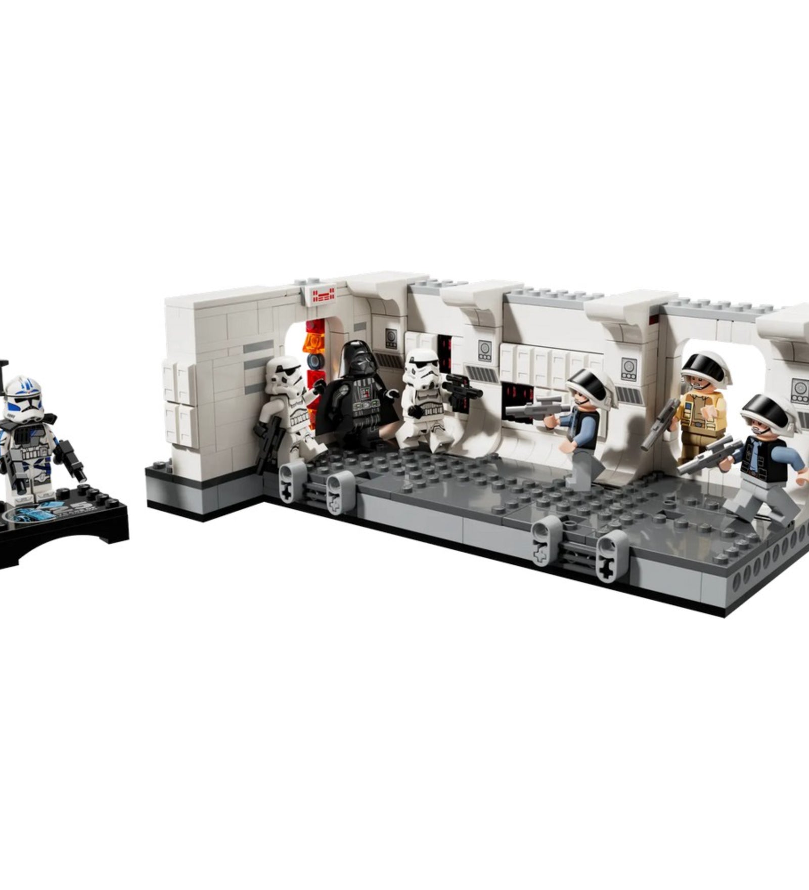 A LEGO Star Wars Beszállás a Tantive IV-be (75387) készlet teljesen összeépítve, szereplőkkel és akcióval, bal oldalon az exkluzív ARC Trooper Fives figurával.