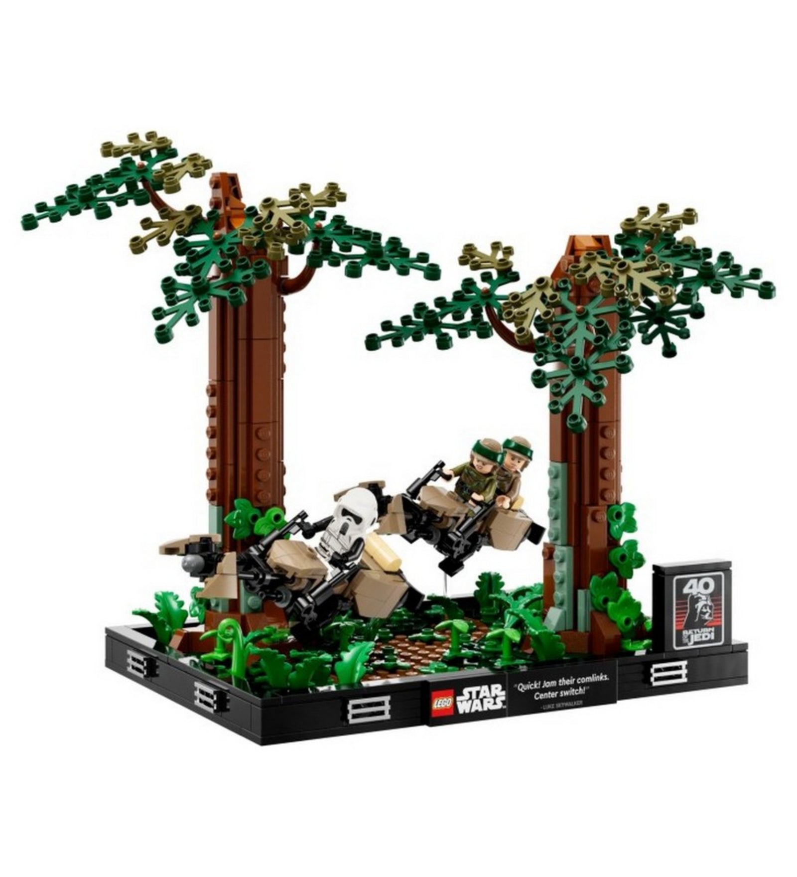 LEGO Star Wars Endor sikló üldözés dioráma teljesen összerakva, két magas fenyőfával, zöld növényzettel és három lebegő speeder bike figurával, köztük egy rohamosztagossal és két lázadó katonával.