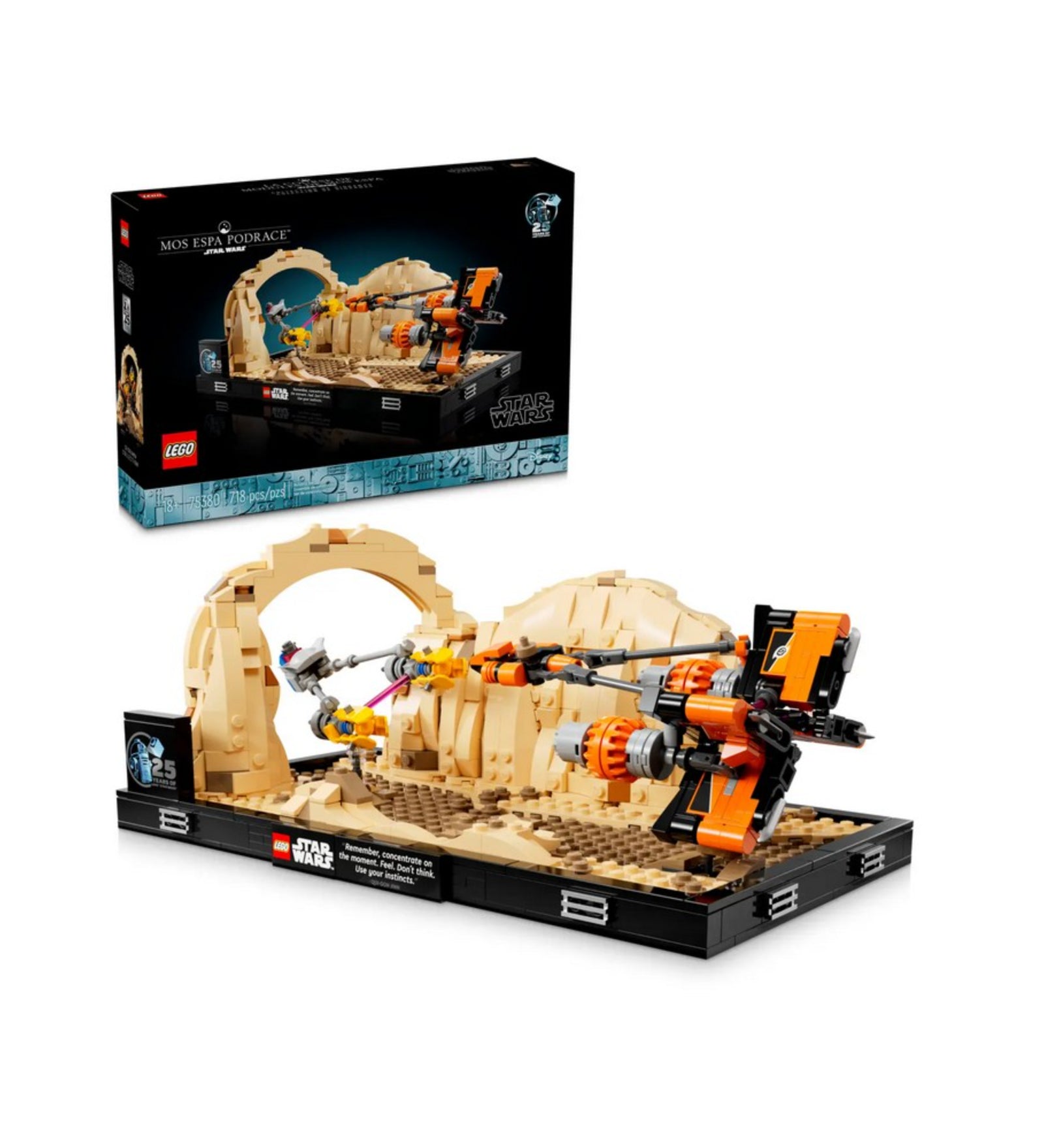 A LEGO Star Wars Mos Espa fogatverseny dioráma (75380) összeépített modellje és a hozzá tartozó díszdoboz együtt bemutatva, a háttérben a homokdűnés tájjal.