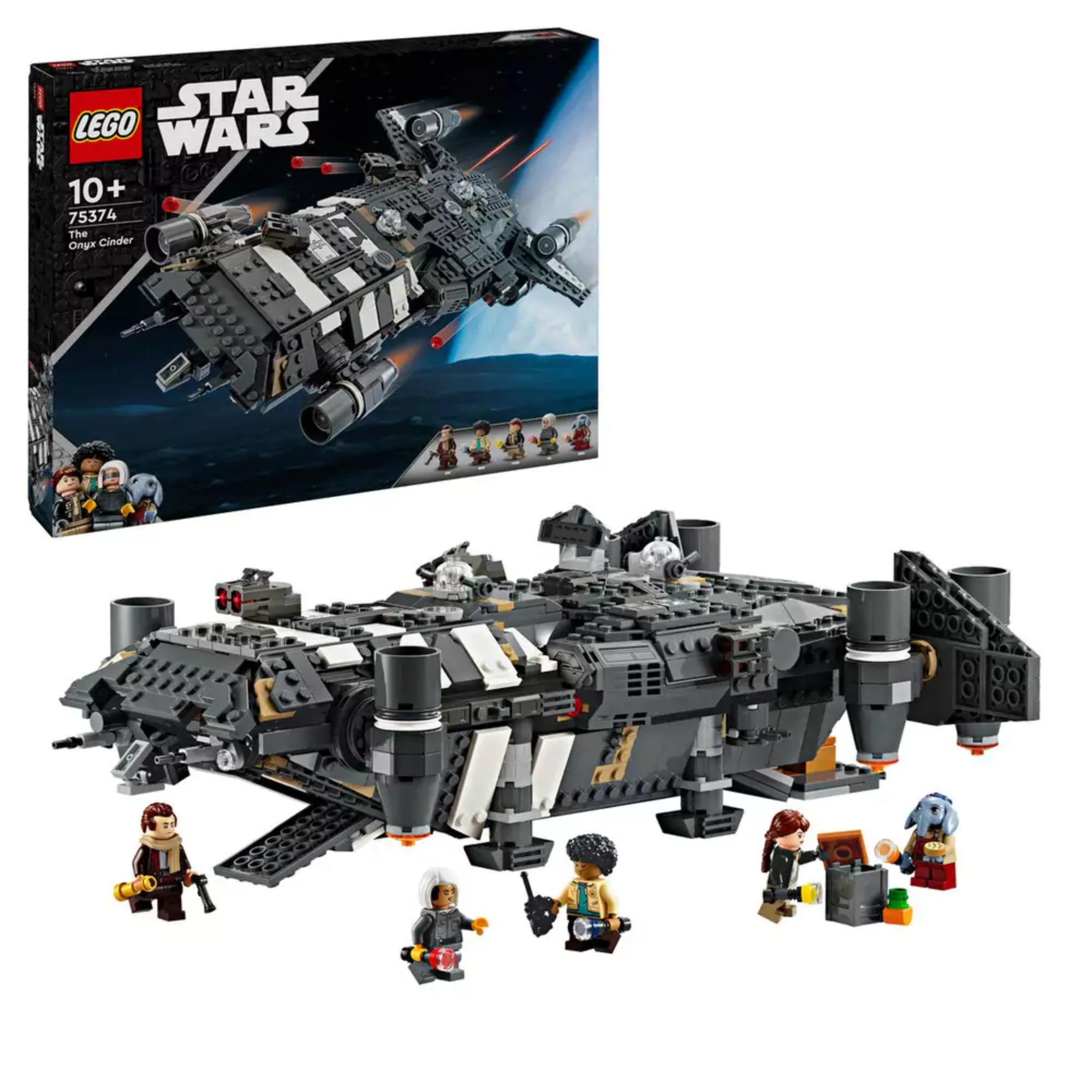 A LEGO Star Wars Onyx Cinder (75374) 1325 darabos készlete kibontva, összerakott űrhajóval és a dobozzal a háttérben, hat minifigurával felsorakoztatva az űrhajó előtt.