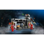LEGO Star Wars Paz Vizsla és Moff Gideon csatája (75386) – harci jelenet sötét barlangi háttérrel, négy minifigura csatázik: Paz Vizsla és három vörös páncélos Praetorian gárdista.
