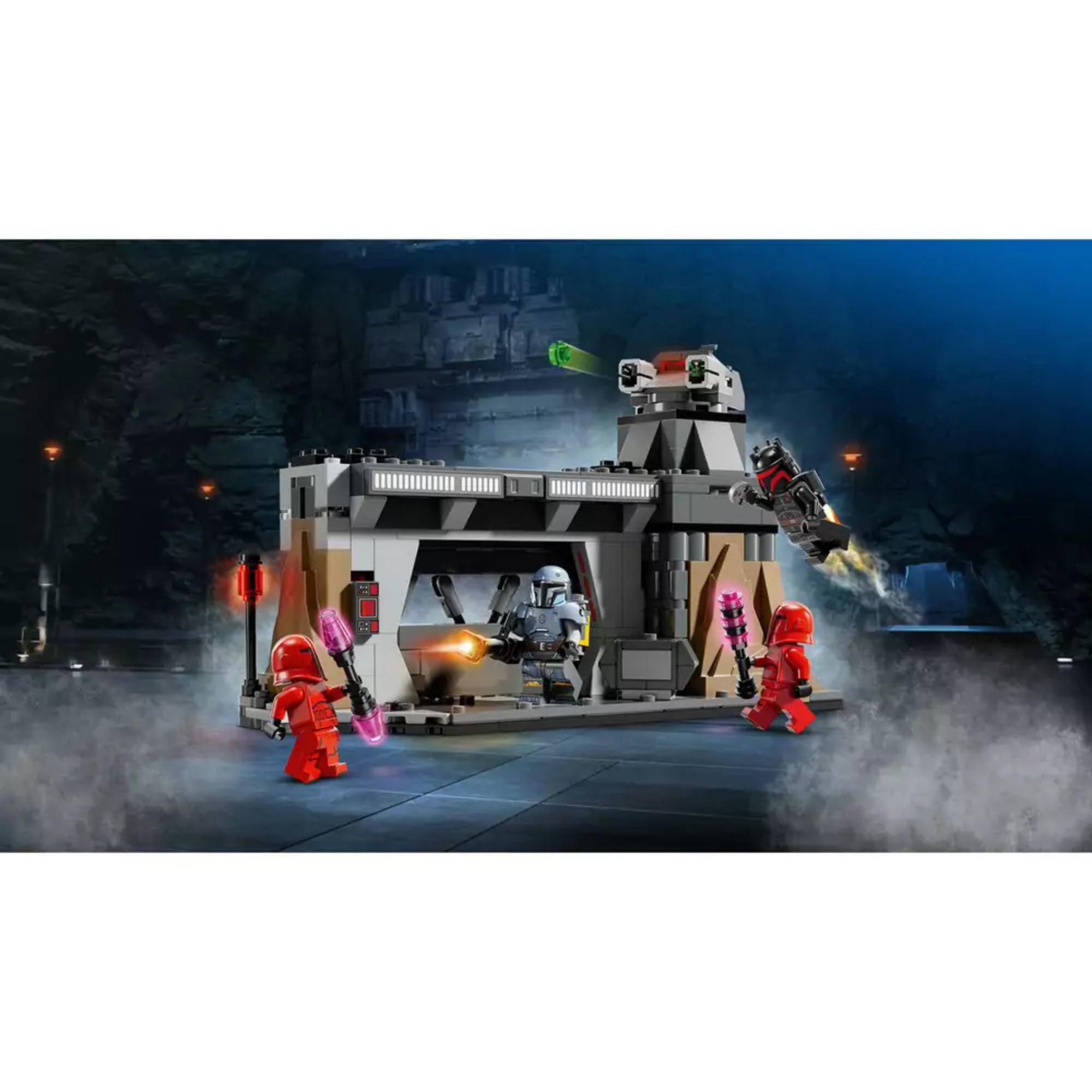 LEGO Star Wars Paz Vizsla és Moff Gideon csatája (75386) – harci jelenet sötét barlangi háttérrel, négy minifigura csatázik: Paz Vizsla és három vörös páncélos Praetorian gárdista.