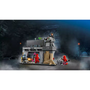 LEGO Star Wars Paz Vizsla és Moff Gideon csatája (75386) – illusztráció sötét barlangi háttérrel, a szereplők akcióban: Moff Gideon a torony tetején, Paz Vizsla és Praetorian gárdisták küzdenek az épület körül.