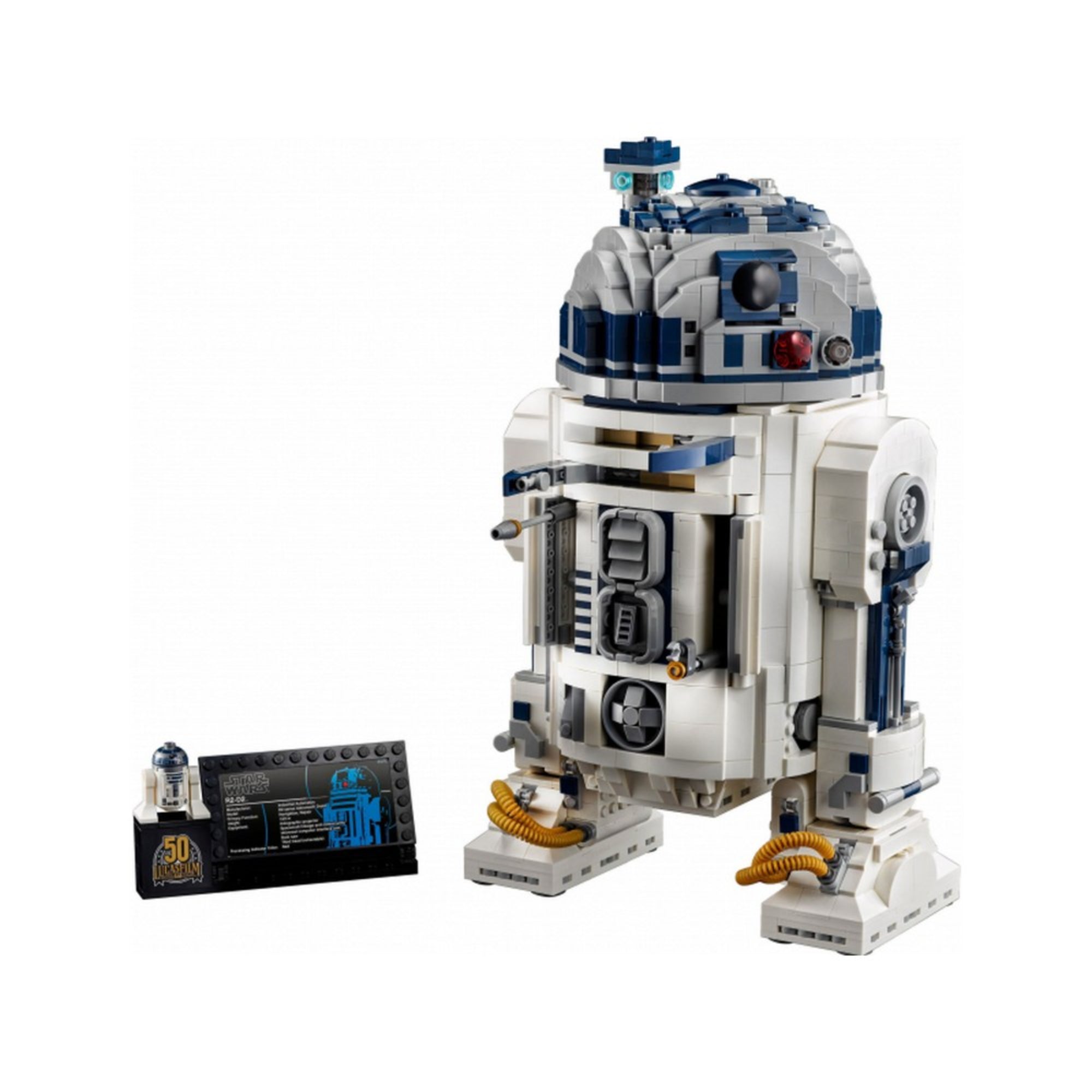 A LEGO R2-D2 (75308) hátsó nézete, jól látható hátsó panelekkel, kábelekkel, a droidhoz tartozó narancssárga szerszámmal, információs táblával és minifigurával.