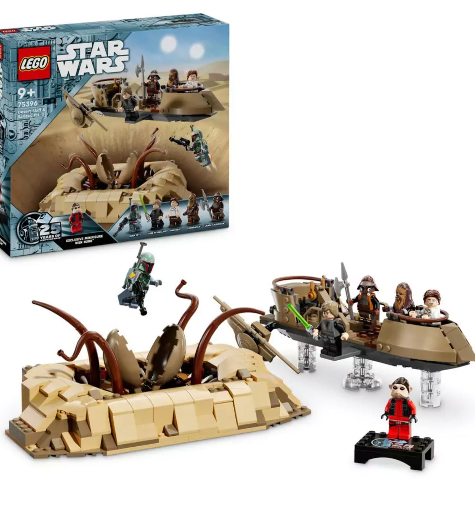 Részletgazdag LEGO Star Wars jelenet: a 75396-os készlet doboza és az összerakott modell a sivatagban játszódó ikonikus jelenettel. A sarlacc szörny barna csápjai a homokból törnek elő, míg a lebegő hajón Luke Skywalker, Han Solo és Chewbacca harcra készen állnak. Boba Fett minifigura éppen a levegőben lebeg.