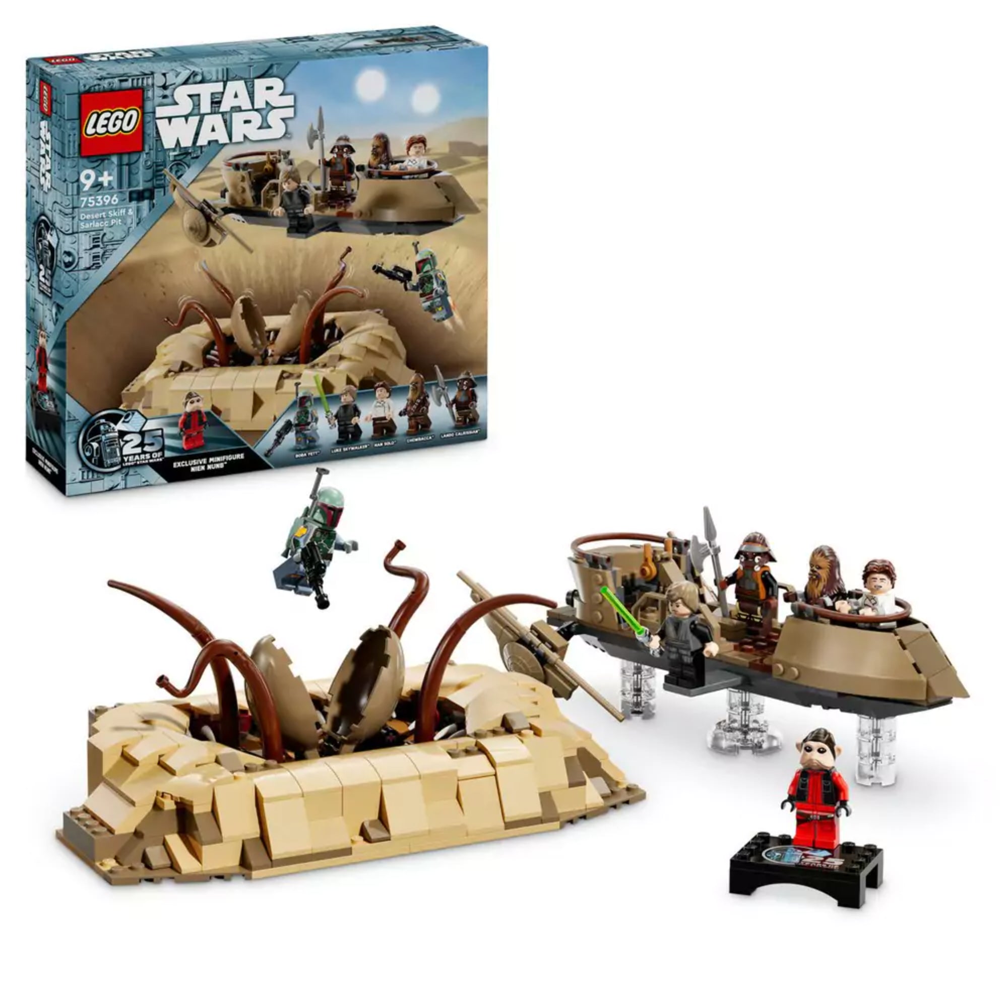 Részletgazdag LEGO Star Wars jelenet: a 75396-os készlet doboza és az összerakott modell a sivatagban játszódó ikonikus jelenettel. A sarlacc szörny barna csápjai a homokból törnek elő, míg a lebegő hajón Luke Skywalker, Han Solo és Chewbacca harcra készen állnak. Boba Fett minifigura éppen a levegőben lebeg.