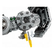 A LEGO Star Wars TIE bombázó (75347) bombázó mechanizmusa sárga bombákkal ellátva, a működési irányt egy lefelé mutató nyíl jelzi, a szárnyak és részletek is jól kivehetők.

