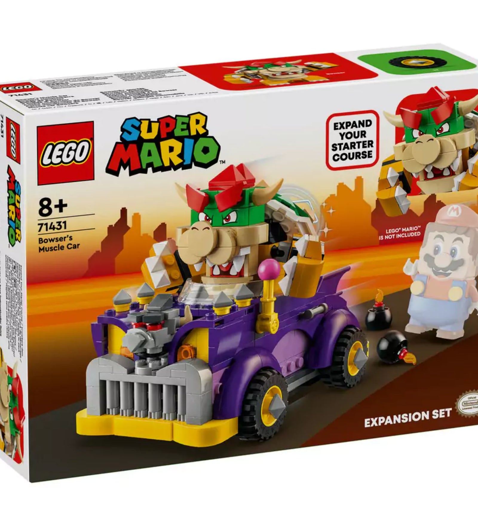 Részletes kép a LEGO Super Mario Bowser izomautója (71431) készlet dobozáról, amelyen Bowser gonosz vigyorral ül a lila és sárga színű izomautó volánjánál. A dobozon jól látható a jármű részletezése, a LEGO Super Mario logó, a korosztályi ajánlás (8+), valamint az „EXPANSION SET” felirat.