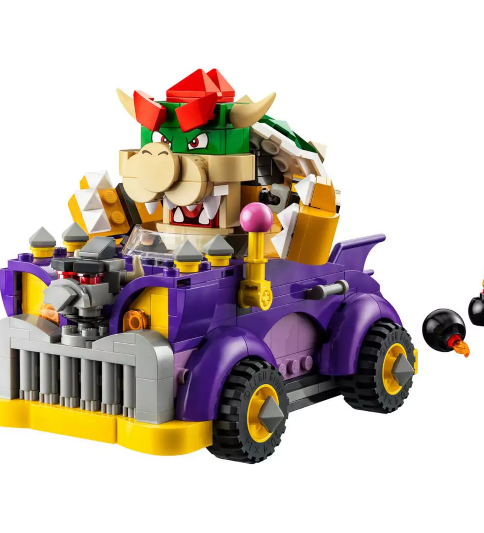 Az összerakott LEGO Super Mario Bowser izomautója (71431) látványos megjelenítése. A lila színű, erőteljes autó elején szúrós tüskék és egy ijesztő arc díszeleg, a volánnál pedig Bowser ül. Az autó mellett két kis fekete bombafigura (Bob-omb) is szerepel, fokozva az akciódús hangulatot.