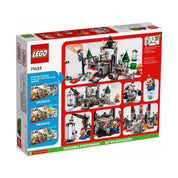 A képen a LEGO Super Mario 71423 – Dry Bowser kastélycsata szett dobozának hátoldala látható, amely részletesen bemutatja a készlet interaktív elemeit és játéklehetőségeit. A hátlapon több kisebb kép is helyet kapott, amelyek Mario különféle akcióit szemléltetik a gonosz Dry Bowser ellen.