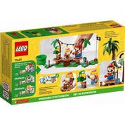 A LEGO Super Mario Dixie Kong Jungle Jam kiegészítő szett (71421) dobozának hátoldala, amely a játék működését és a digitális építési útmutatót mutatja be, valamint egy kéz irányítja az interaktív Mario figurát a dzsungelbeli koncert színpadán.