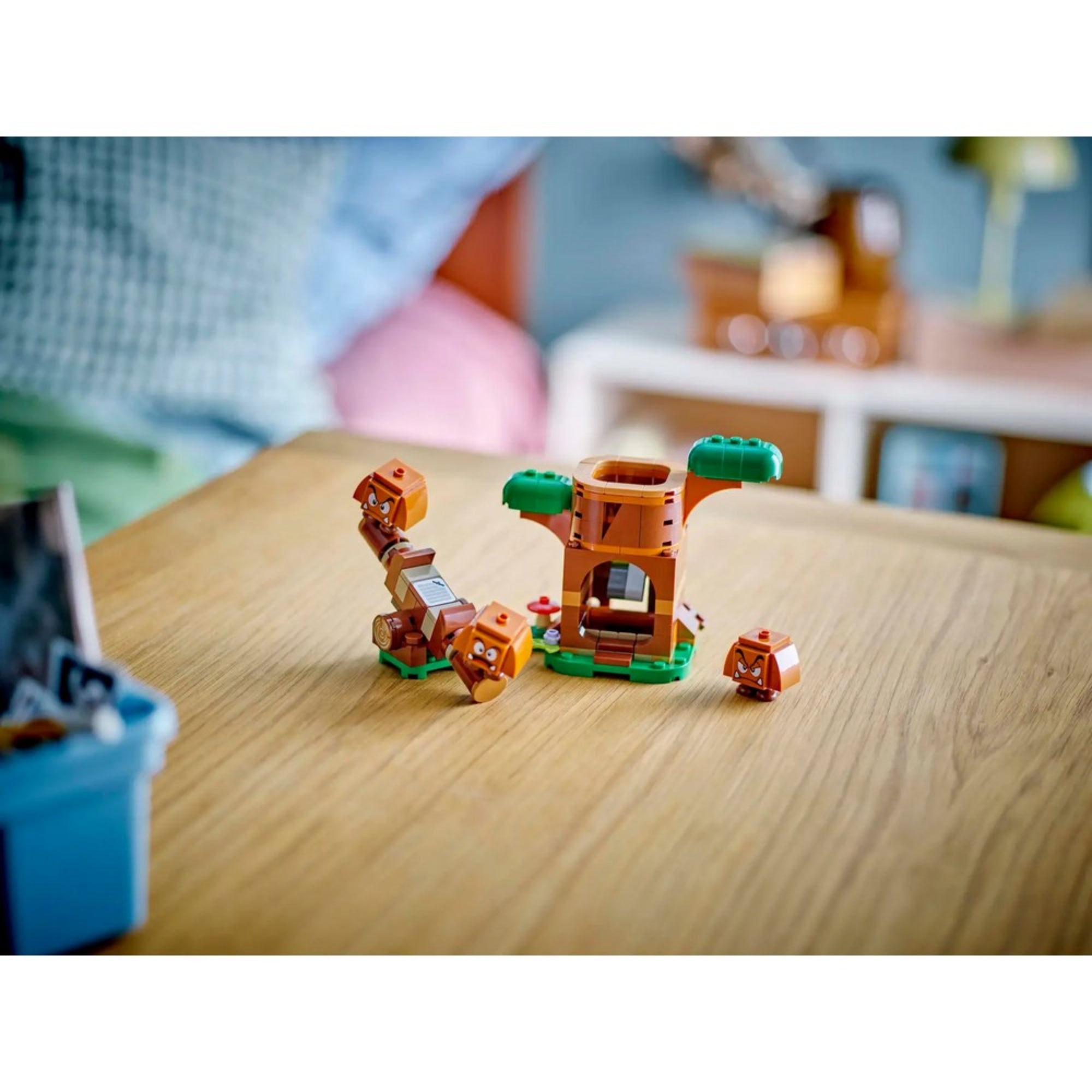 A LEGO Super Mario Goomba játszótér (71433) készlet kirakva egy fa asztalon, otthoni környezetben.