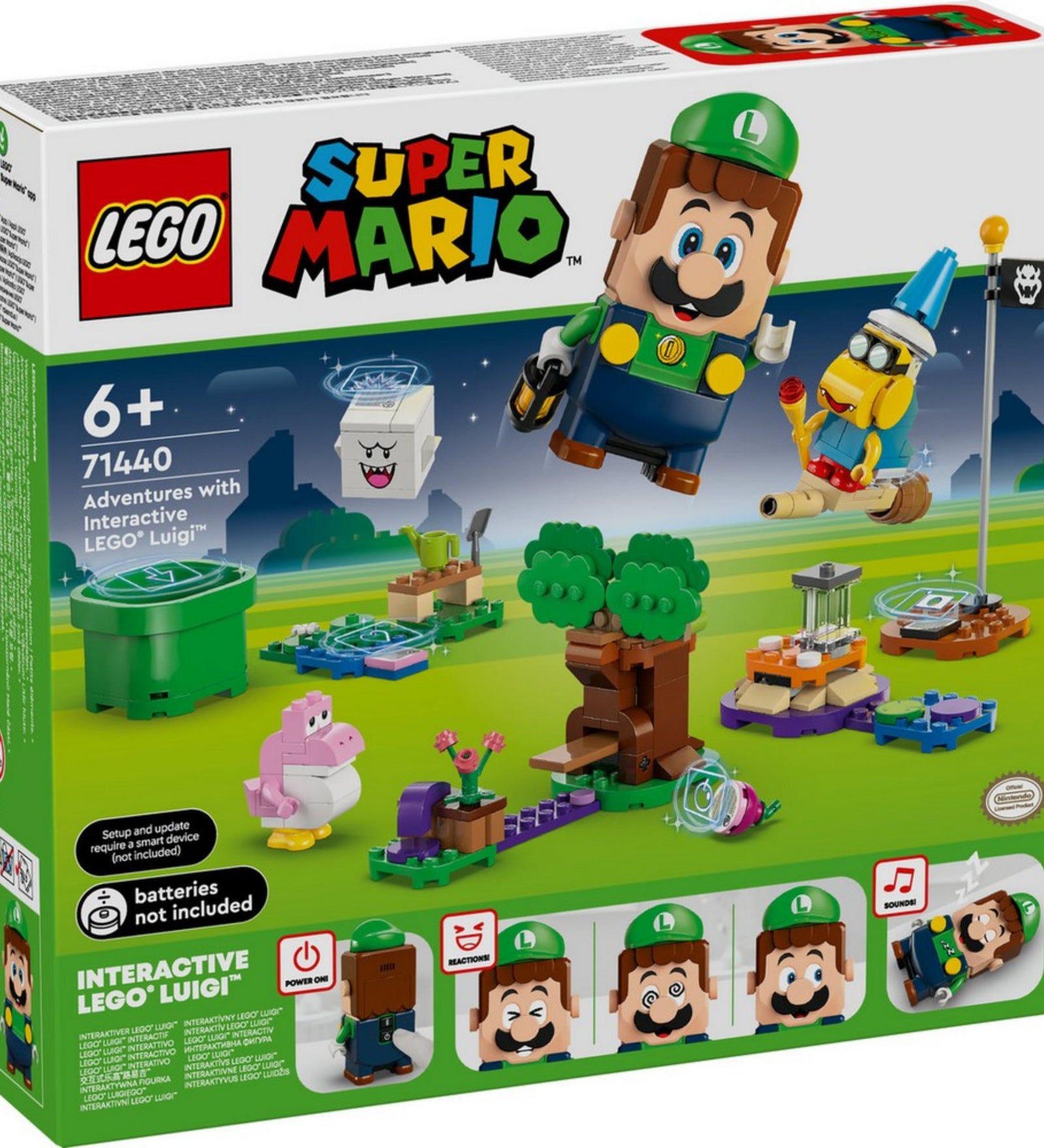 A LEGO Super Mario 71440 készlet dobozának előlapja, amelyen Luigi karaktere repül a levegőben, mögötte a játék pályaelemei és ellenségek, mint Kamek és Boo.