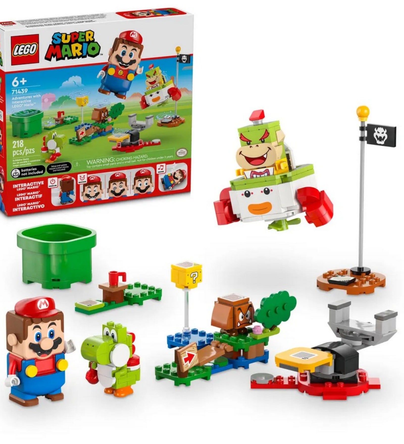 A LEGO Super Mario 71439 doboz és annak teljes tartalma látható a képen, középpontban Mario, Yoshi és Bowser Jr., valamint a klasszikus játékelemek, mint a ?-blokk, Goomba és ugróplatform.