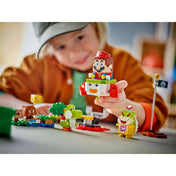 Egy gyermek játszik a LEGO Super Mario 71439 készlettel, kezében Mario figurával, amely épp Bowser Jr. járművén áll, a játékélményt mozgással és hanghatásokkal kiegészítve.